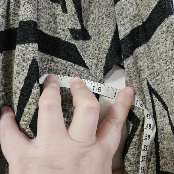 Geometric Patterned Tunic Top! - Picture 4 of 5